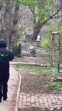 ТЦКуны вооружаются палками! На Варненской, пока людолов в наличии одна штука, куда-то тянет мужчину