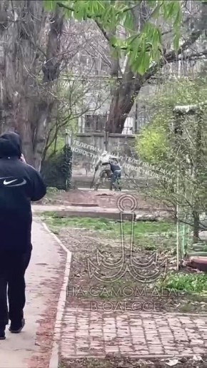 ТЦКуны вооружаются палками! На Варненской, пока людолов в наличии одна штука, куда-то тянет мужчину