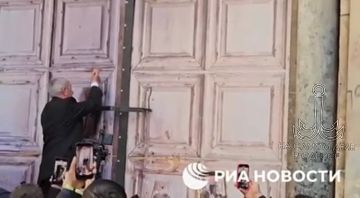 Каждый год в Великую субботу накануне православной Пасхи в храме Гроба Господня в Иерусалиме происходит схождение Благодатного огня