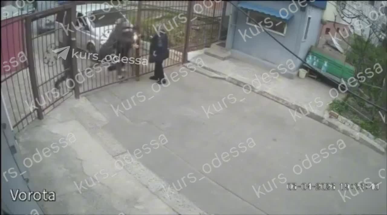 На видео показан фрагмент как поймали мужчины у ворот дома