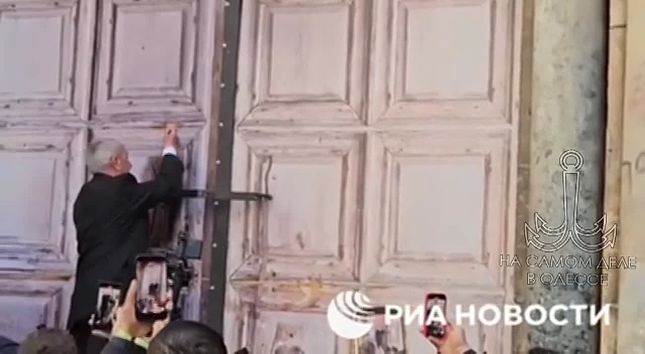 Каждый год в Великую субботу накануне православной Пасхи в храме Гроба Господня в Иерусалиме происходит схождение Благодатного огня