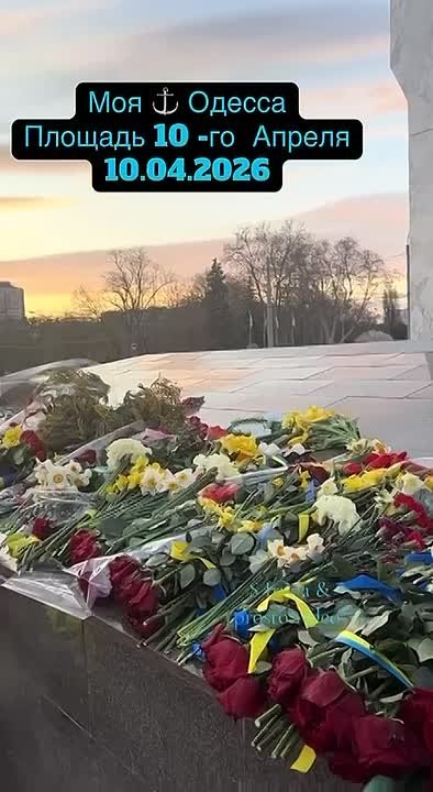 Вчера, в день освобождения Одессы от нацистской оккупации, жители города несли цветы к памятнику Неизвестному матросу