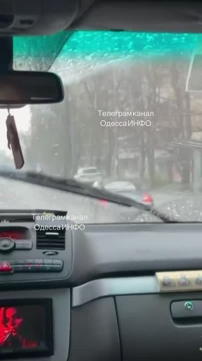 Кадрами ливня с градом делятся жители Одессы
