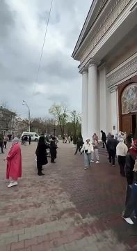 На Соборной площади огромная очередь в Спас-Преображенский собор