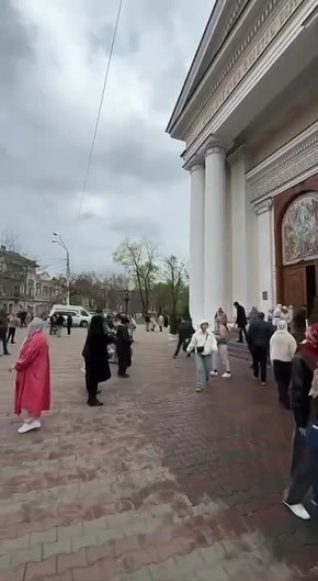 На Соборной площади огромная очередь в Спас-Преображенский собор