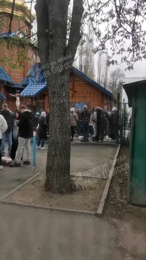 В Одессе с ночи у храмов собирается толпа людей