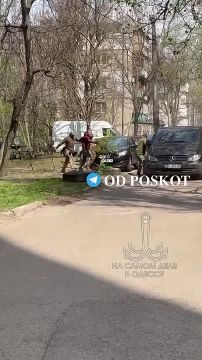 Несмотря на то что сегодня праздник и все отмечают Пасху, ходят в церковь, эта свора гиен никак не может принять тот факт, что их бы в церковь не пустили