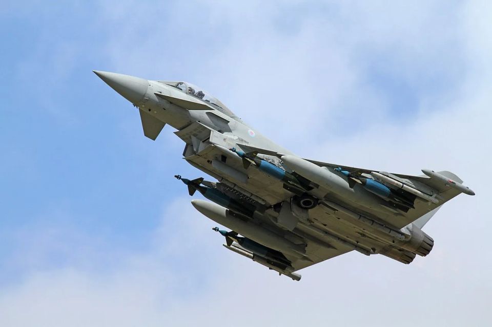 Британские истребители впервые получили разрешение сбить российские дроны над территорией Украины у границы с Румынией, заявляет румынское минобороны