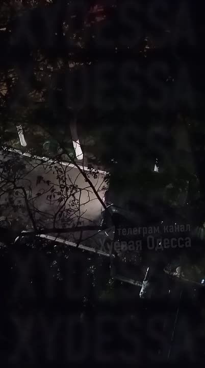 Одесса: женщины заблокировали выезд со двора машине тцкшников, которые перед этим бусифицировали мужчину. Его удалось спасти от военкомов @warhistoryalconafter