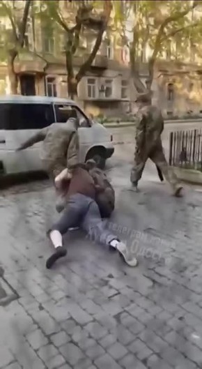 В Одессе преступники из ТЦ решили мобилизовать парня, несмотря на то, что он показал им данные из «Резерва», которые подтверждают его снятие с военного учета