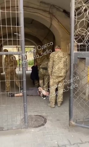 В Одессе мужчину силой затолкали в автобус ТЦК