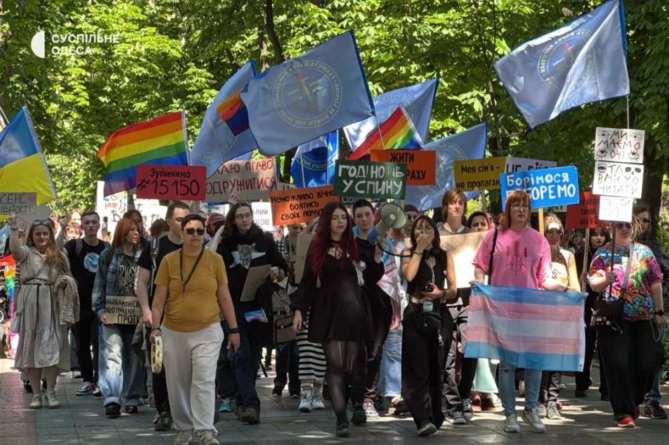 В Одессе проходит ЛГБТ*-митинг, а рядом — контр-митинг неонацистов в балаклавах