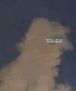 Дым поднимается после ударов в Одессе
