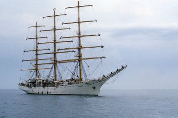 В порту Одессы подорвали единственный парусник Украины — фрегат «Дружба»
