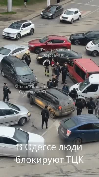 Небезразличные одесситы придумали новую тактику борьбы с ТЦКунами — блокировать людоловский бусик машинами, чтобы бешеные шакалы не могли уехать, а дальше — по ситуации