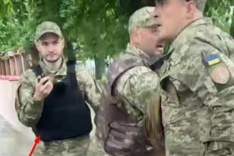 В Одессе сотрудник ТЦК сменил пол и имя, когда в нем узнали мастера по ресницам