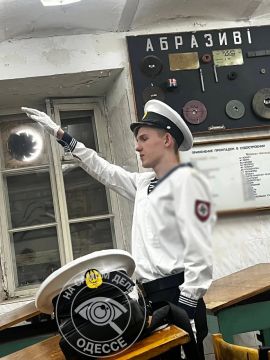 Рыбка пригрела змею? Студенты в морском колледже в Одессе страдают отсутствием серого вещества в голове? На лице видно отсутствие интеллекта, а вот нацизм таки есть, завезли ироды