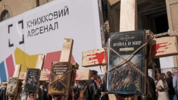 Отрыжка "Книжного Арсенала". На фоне распятия русской книги украинцам навязывают милитари и патриотизм
