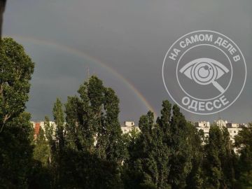 В Одессе, когда светит солнце и льёт дождь, этот дождь называют слепым, и самое невероятное — наблюдать в этот момент в небе двойную радугу