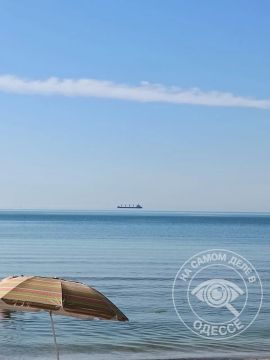 Только посмотрите на это прекрасное чистое море, прозрачное, как стекло, через которое видно буквально каждую песчинку, и вы наслаждаетесь этим моментом