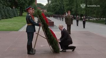 В день 85-й годовщины начала Великой Отечественной войны Владимир Путин возложил венок к Могиле Неизвестного Солдата в Александровском саду. Также президент возложил цветы к мемориалам городов-героев и обелиску городов...