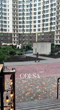 По улице в Одессе вышагивает тигрица