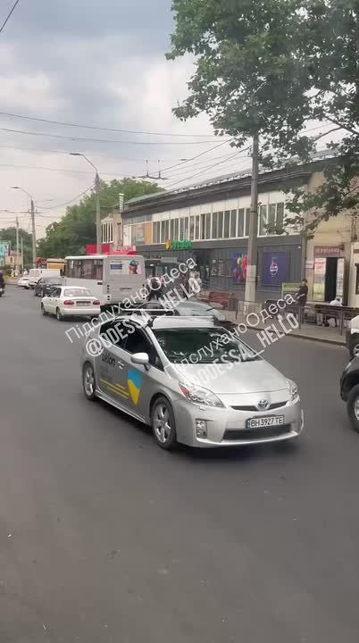 На Святослава Рихтера подрались мужчины и разбили стекло на остановке