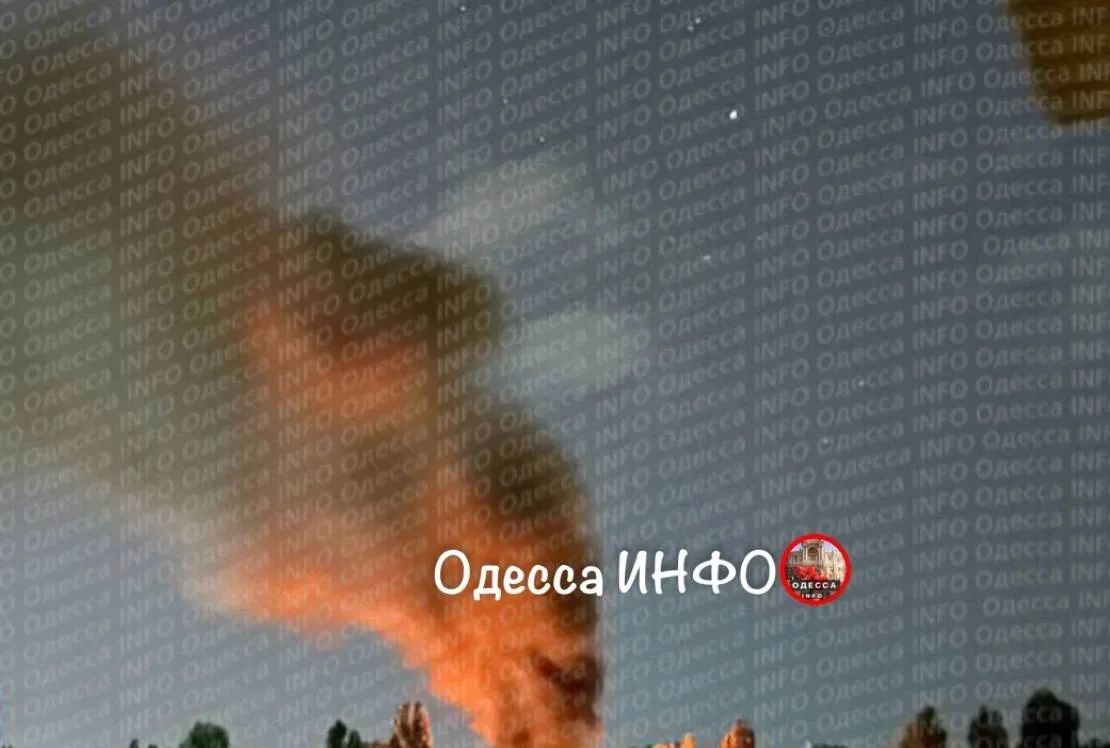 В Одессе на месте удара БПЛА разгорается сильных пожар
