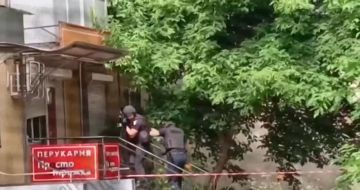 Неизвестный взял в заложники двух человек в парикмахерской в Одессе