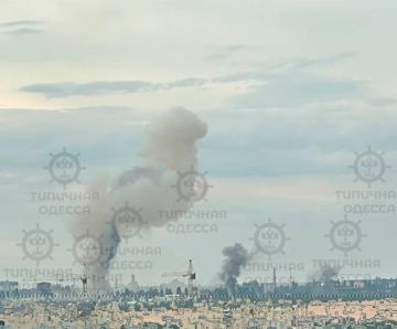 Фото с дымом после ракетных ударов в Одессе