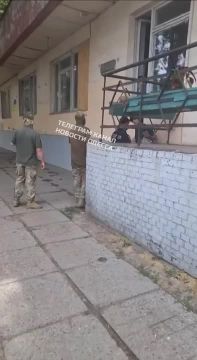 На площади Толбухина террористы-людоловы похитили иностранного гражданина, хотя он заявлял о том, что не является украинцем и не подлежит призыву