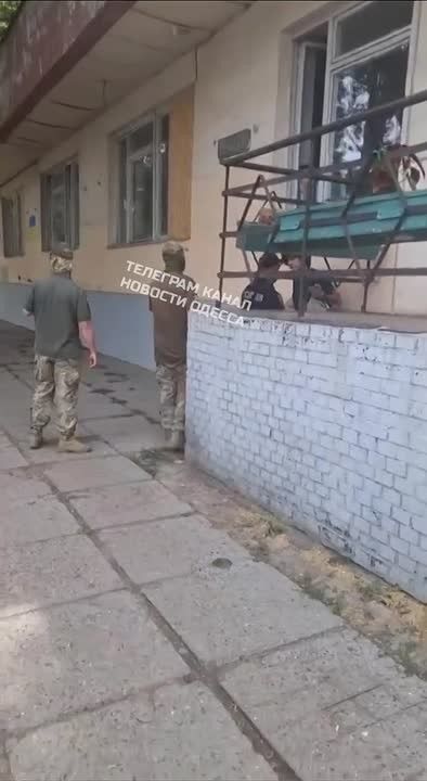 На площади Толбухина террористы-людоловы похитили иностранного гражданина, хотя он заявлял о том, что не является украинцем и не подлежит призыву
