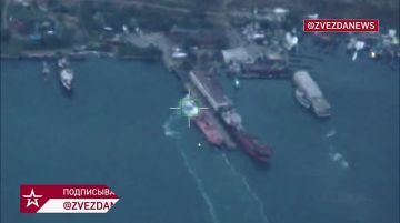 Кадры поражения парома и сейнера в порту Черноморск в Одесской области