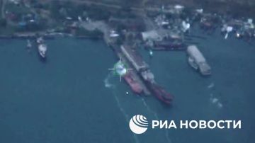 МО РФ опубликовало видео ударов по судам в Черноморске Сообщается о поражении парома, сейнера и сухогруза в порту Черноморска в Одесской области. Судна использовались для транспортировки вооружений ВСУ и спуска БЭК