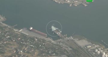 Минобороны РФ показало кадры поражения портовой инфраструктуры в Черноморске