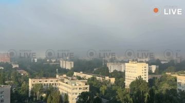 Что горит в Киеве?.
.
После активной ночной баллистической атаки столицу Украины заволокла плотная дымовая завеса