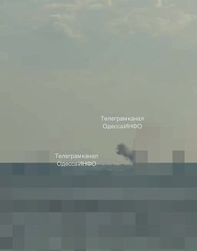 Дым поднимается после прилёта в Одесской области