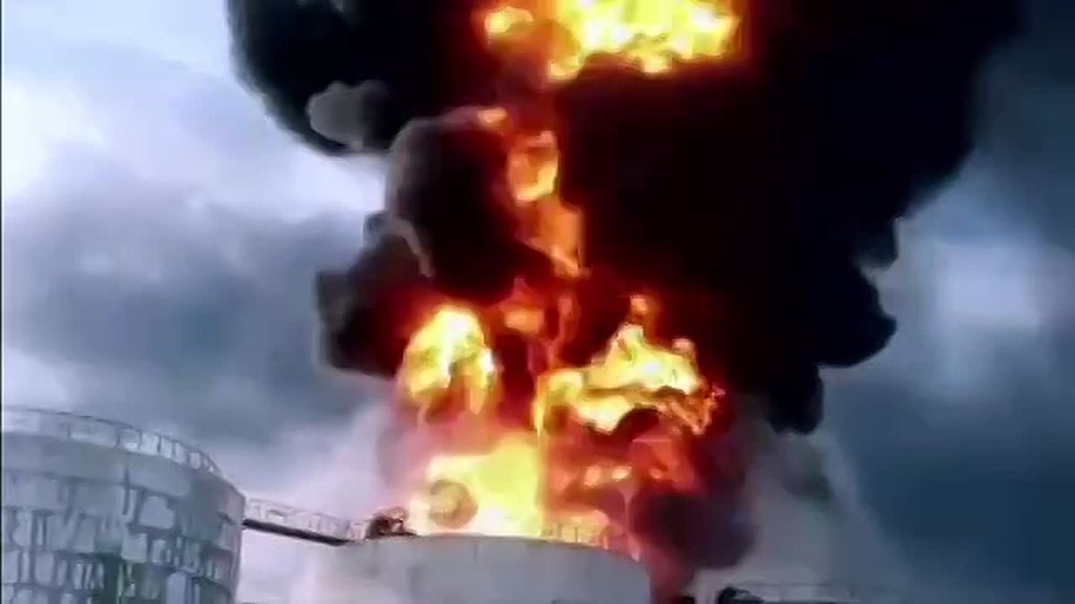 Последствия вчерашнего удара "Гераней" по резервуарам с ГСМ для ВСУ в районе порта Южный Одесской области публикуют мониторинговые каналы