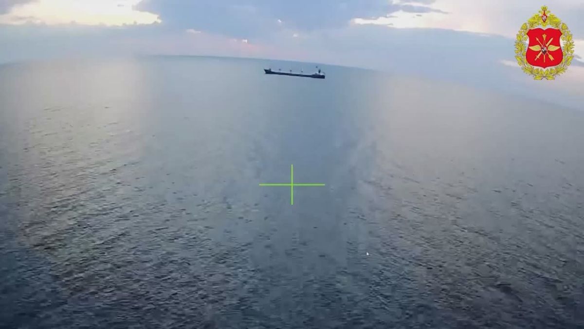 Кадры поражения российским дроном сухогруза в Чёрном море, который вёз военный груз для ВСУ недалеко от порта Черноморска Одесской области