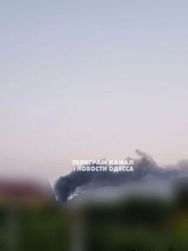 Над Одессой поднимается дым после ракетных ударов