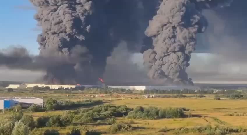 WB под ударом дронов. Сегодня ночью украинские формирования нанесли удары по логистическим центрам Wildberries в Тамбовской области и Подмосковье несколькими БЛА