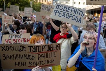 Украинцы задымили площади Киева и Одессы из-за главкома ВСУ