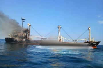 Пораженное сухогрузное судно ударами крылатых ракет Х-59/69 в районе Одессы