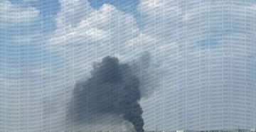Над Одессой поднимается густой черный дым