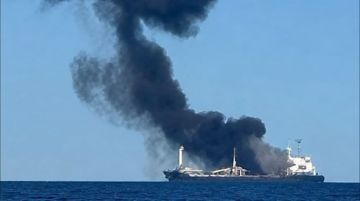 Кадры ударов по сухогрузу в порту Одессы: ВС РФ ночью поразили топливные объекты и суда