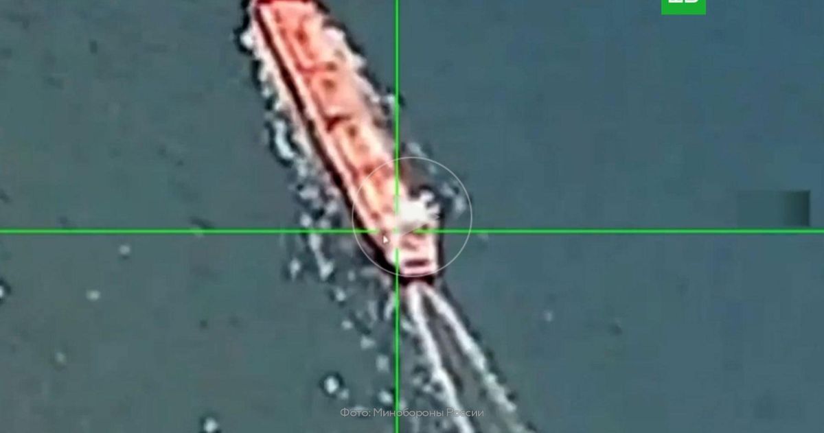 Минобороны показало видео ударов «Геранями» по трем украинским судам