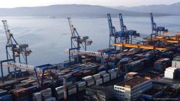 Вторая по величине контейнерная судоходная компания в мире Maersk приостановила перевозки через украинский порт "Черноморск"