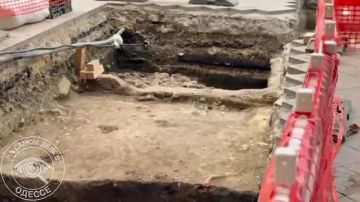 На Приморском бульваре, в Одессе не далеко от Дюка — нашли древнюю крепость прямо под ногами!