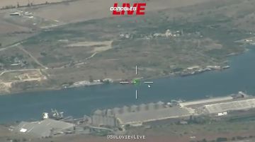 Кадры ударов по морским судам, перевозившим вооружение, технику и военное имущество для нужд ВСУ, опубликовало Минобороны РФ