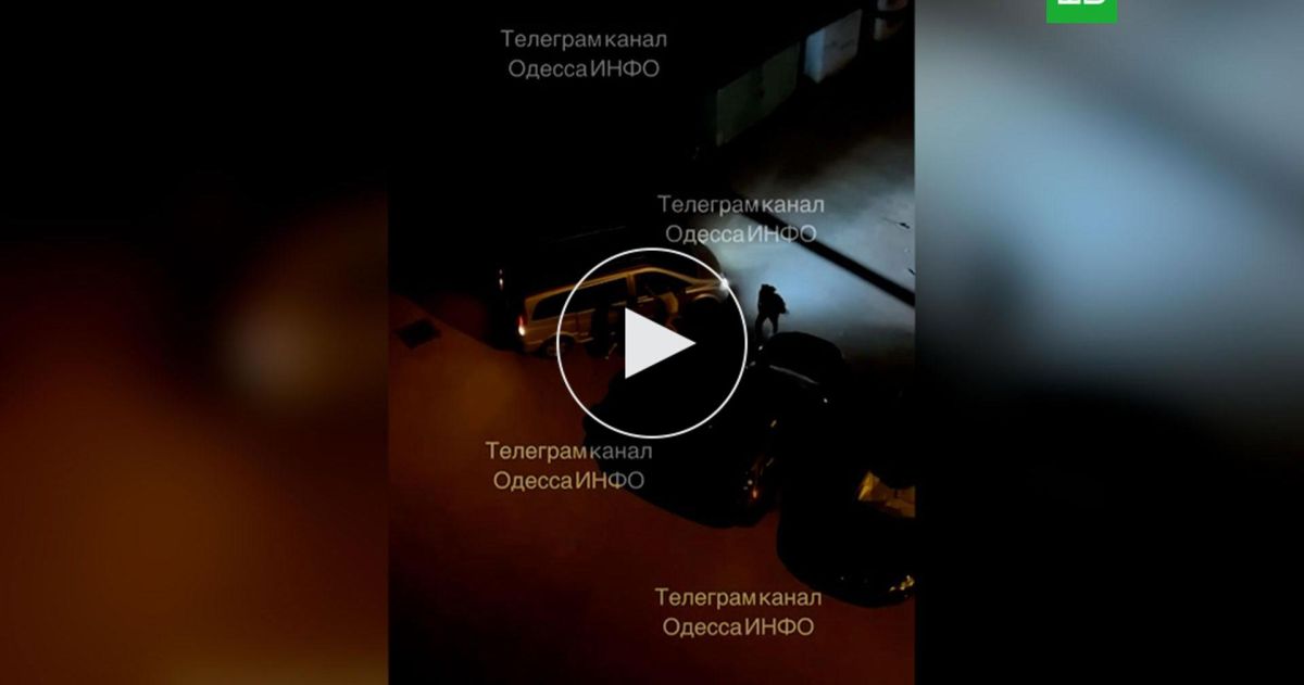 На Украине автобус военкомов протащил женщину по асфальту